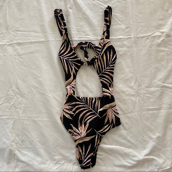 Amuse Society One Piece - Picture 4 of 5